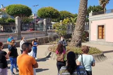 Protesta de los trabajadores del Paco Artiles y encuentro al aire libre con el alcalde en Arnao/TA.